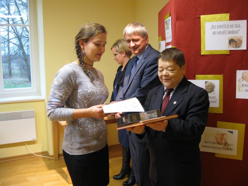 Plik:KonkursPapieski2015-8.jpg