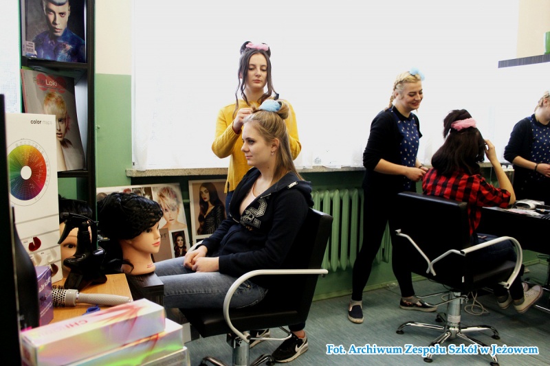 Plik:ZSJezowe-pracowniafryzjerska2017.JPG