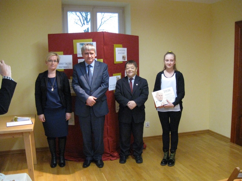Plik:KonkursPapieski2015-10.jpg
