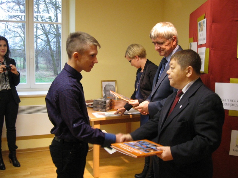 Plik:KonkursPapieski2015-5.jpg
